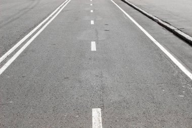 Beyaz yol işaretli boş bir yol