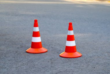 Yolda iki turuncu trafik konisi