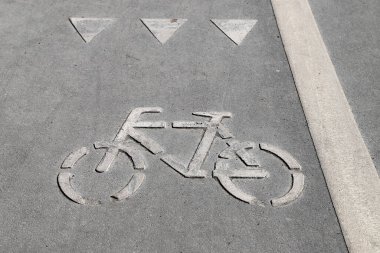Yatay yol yüzeyi. Bisikletçiler için ayrılmış bir şerit.-