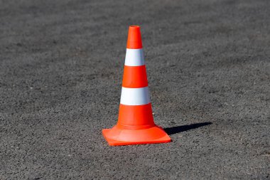 Yolda turuncu bir trafik konisi