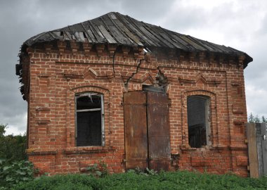Terk edilmiş eski bir köy evi.