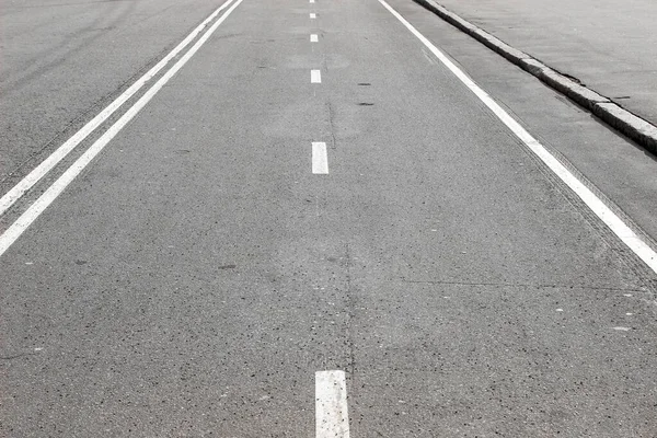 Beyaz yol işaretli boş bir yol