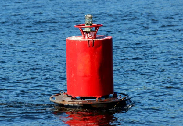 Eine Alte Rote Flussboje Mit Navigationslicht — Stockfoto