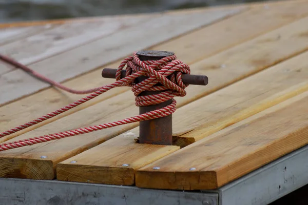 Régi Kereszt Alakú Kikötőbollár Kötéllel Egy Fából Készült Mólón — Stock Fotó