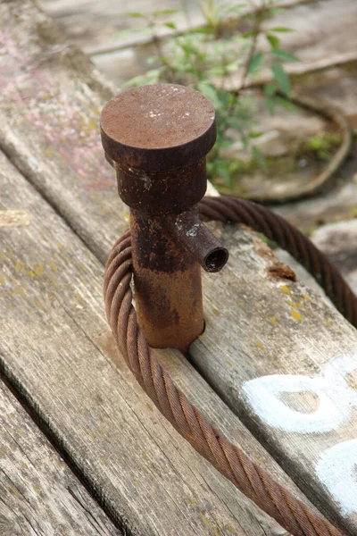 Oude Roestige Mooring Bolder Met Metalen Touw Een Houten Pier — Stockfoto