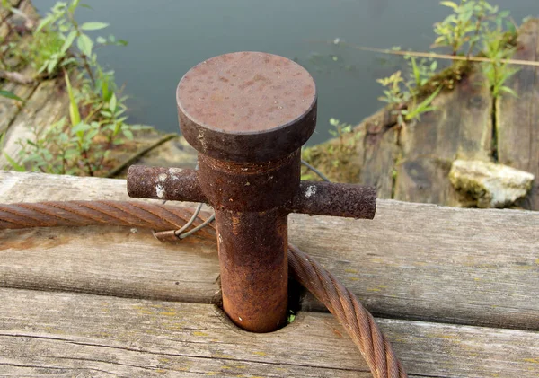 Stary Zardzewiały Bollard Cumowniczy Metalową Liną Drewnianym Pomoście — Zdjęcie stockowe