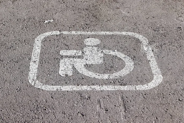 Horizontale Fahrbahnmarkierung Ein Behindertenparkplatz — Stockfoto