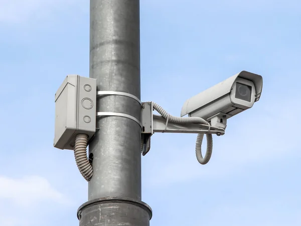 Güvenlik kamerası yüksek çelik bir direkten izliyor.