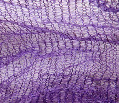 Beyaz arkaplanda leylak renkli bir plastik ağ