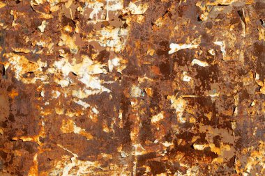 Paslı metal bir duvardan birkaç uyarı kâğıdı yırtıldıktan sonra...