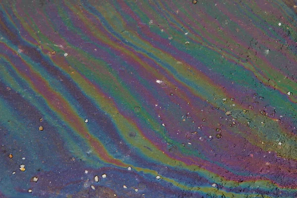 Ein Irisierender Benzinfilm Mit Kleinen Schneekörnern Auf Der Oberfläche Einer — Stockfoto