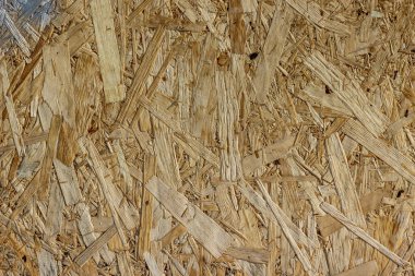 Köşesinde gümüş boya lekesi olan bir ahşap parçacık tahtası.