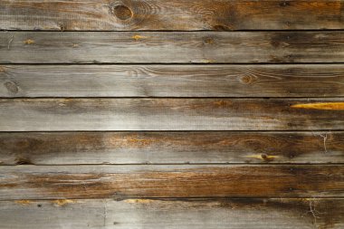 İçinde paslı çiviler olan eski ve çatlak ahşap paneller.