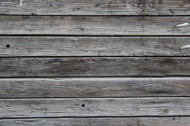 İçinde paslı çiviler olan eski ve çatlak ahşap paneller.