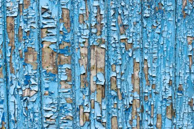 Kırık ahşap panellerin dokusu eski soyulmuş mavi boyayla kaplı.