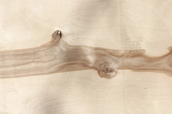 İki büyük düğümlü ve ortasında geniş koyu şeritli desenli bir örtü.