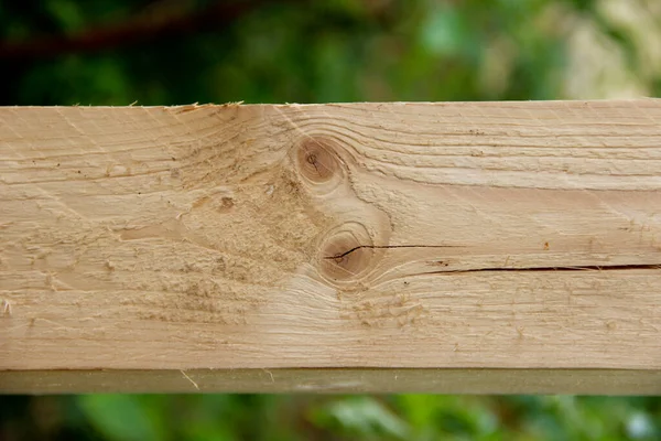 Une Planche Bois Nouvellement Coupée Avec Des Fissures Deux Gros — Photo