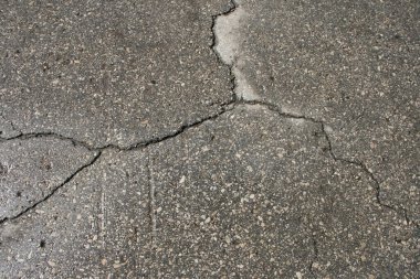 Yağmurdan sonra çatlamış asfalt