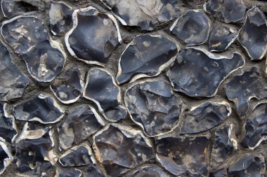 Beyaz kenarlı doğal taşlardan yapılmış çakıl taşı bir duvarın dokusu.