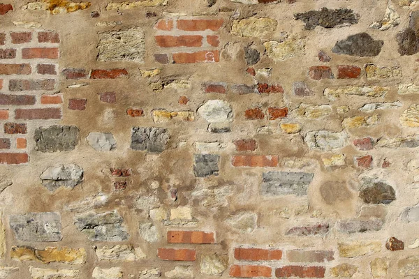 Oude Muur Van Natuursteen Baksteen Gedeeltelijk Bekleed Met Gips — Stockfoto