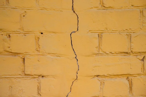Textura Una Pared Ladrillo Pintada Amarillo Con Una Gran Grieta — Foto de Stock