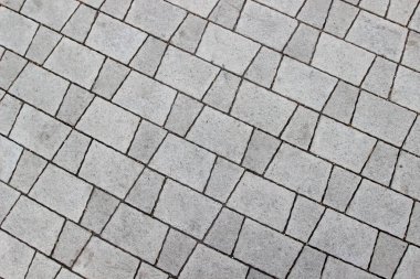 İki tip trapeziform gri fayansla döşenmiş kaldırım