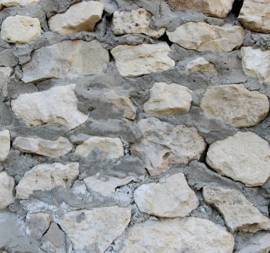 Doğal kayalardan ve betondan yapılmış duvar