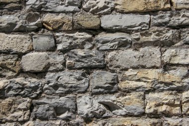 Duvarlar doğal kayalardan yapılmış.