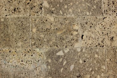 Kum taşından yapılmış eski duvar