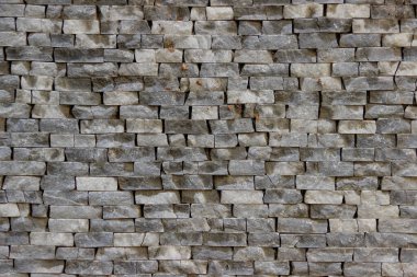 Dikdörtgen bloklardan yapılmış hasarlı eski bir duvarın dokusu