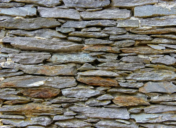 大きさや形の異なる天然石で作られた壁の質感 — ストック写真