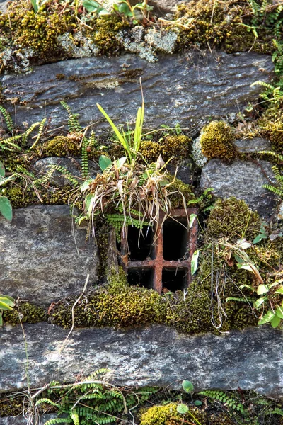 Antica Parete Rocce Naturali Con Tubo Scarico Dell Acqua Centro — Foto Stock