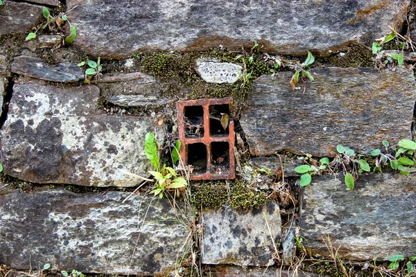 Parede Antiga Feita Rochas Naturais Com Tubulação Drenagem Água Janela — Fotografia de Stock