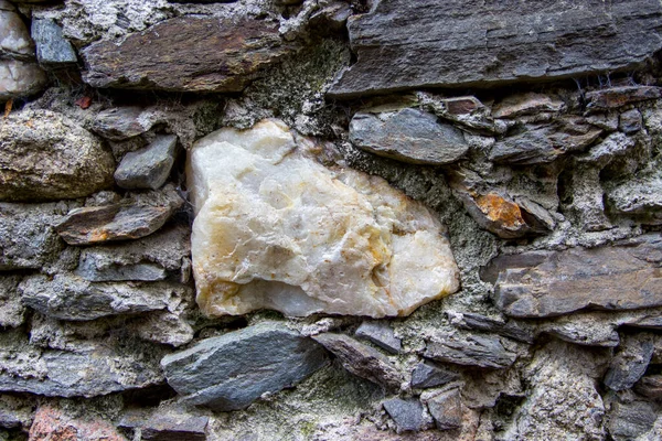 Τοίχος Από Φυσικούς Βράχους Μεγάλη Λευκή Πέτρα Στο Κέντρο — Φωτογραφία Αρχείου