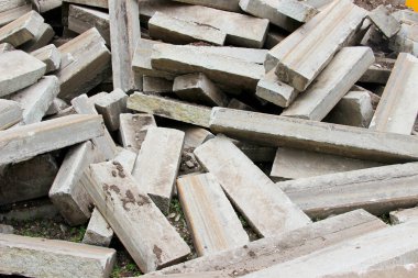 Yol yenileme sırasında eski kaldırım taşları yığını