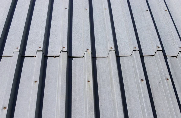 Arka plan olarak çinko kaplı, dalga şeklinde çelik levhalarla kaplı bir çatı.