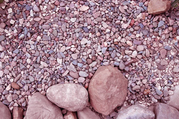 大圆石和小鹅卵石 形状不同 底色不同 呈粉红色 — 图库照片