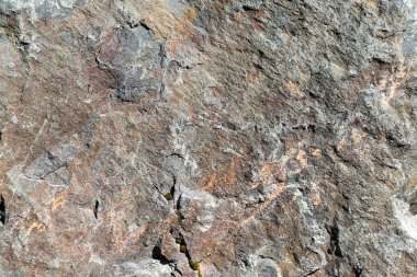 Arkaplanı yeşil yosun olan renkli doğal bir taşın dokusu