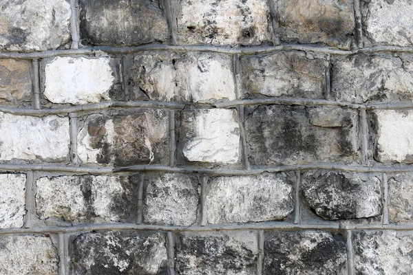 Oude Muur Van Ruwe Stenen Blokken Met Decoratieve Betonnen Randen — Stockfoto