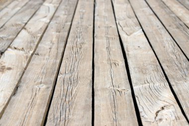 Güneşli bir günde eski bir ahşap kaldırım. Seçici odak ile perspektif fotoğraf