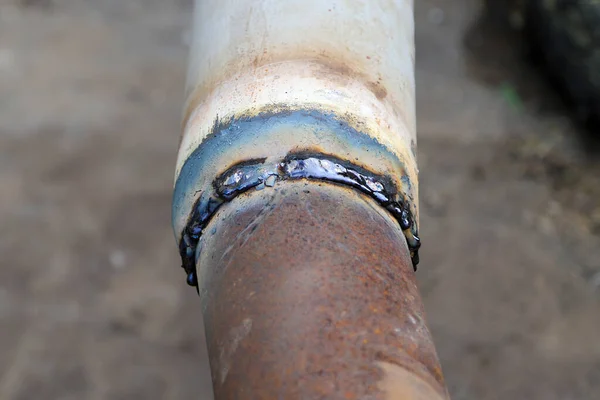 Closeup Welded Butt Joint Some Defects Rusty Brown Metal Pipe — Stok fotoğraf