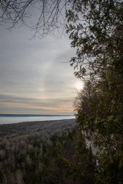 Bruce County 'nin Gürcistan Körfezi tarafında, Ontario Kanada' da Sun Dog.