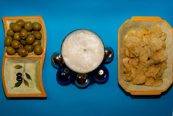 Bier Met Chips Olijven Met Een Vleugje Kerstmis Kleuren Blauw — Stockfoto