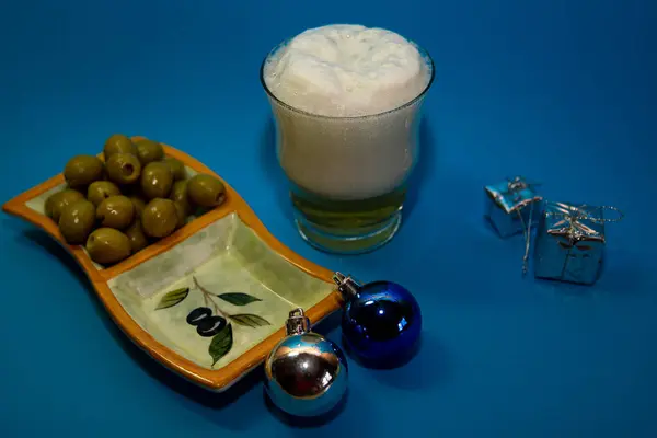 Badly Poured Christmas Beer Blue Background — Stock Photo, Image