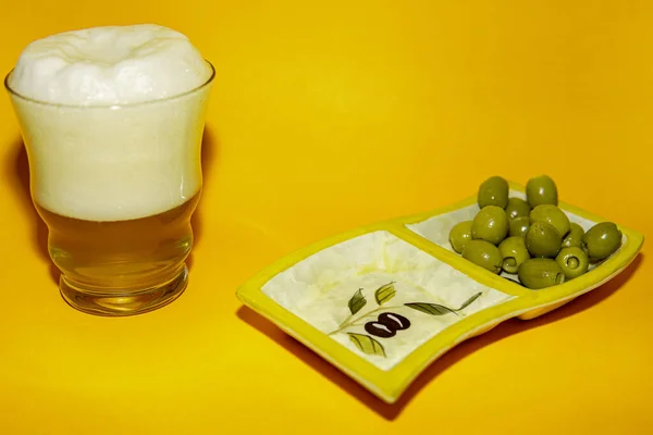 Beer Lot Foam Some Olives Yellow Background — Stock Photo, Image