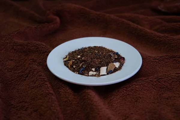 Assiette Blanche Avec Thé Naturel Sur Fond Brun — Photo