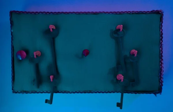 Yeşil kumaş arka planında altı antika anahtar.