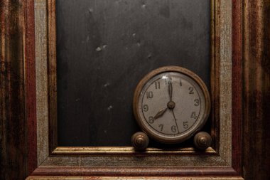 Siyah sayfa arkaplanı ve işaretlemedeki klasik saat