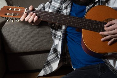 İspanyol gitarı çalan tişörtlü bir çocuğun cesedi.