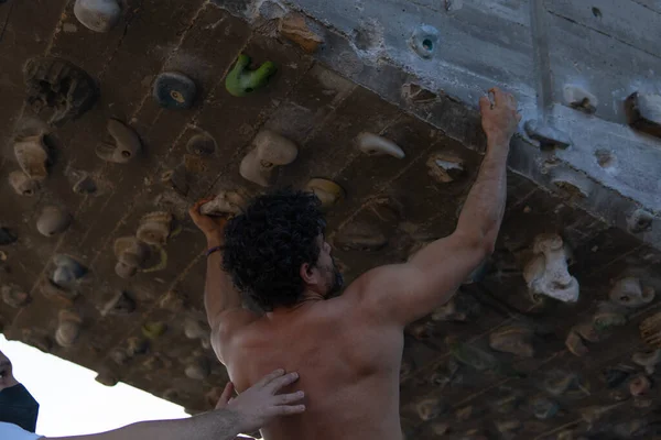 Shirless Man Doet Rotsklimmen Een Klimwand — Stockfoto